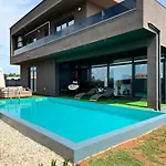 Vila Luxy Luy Loborika